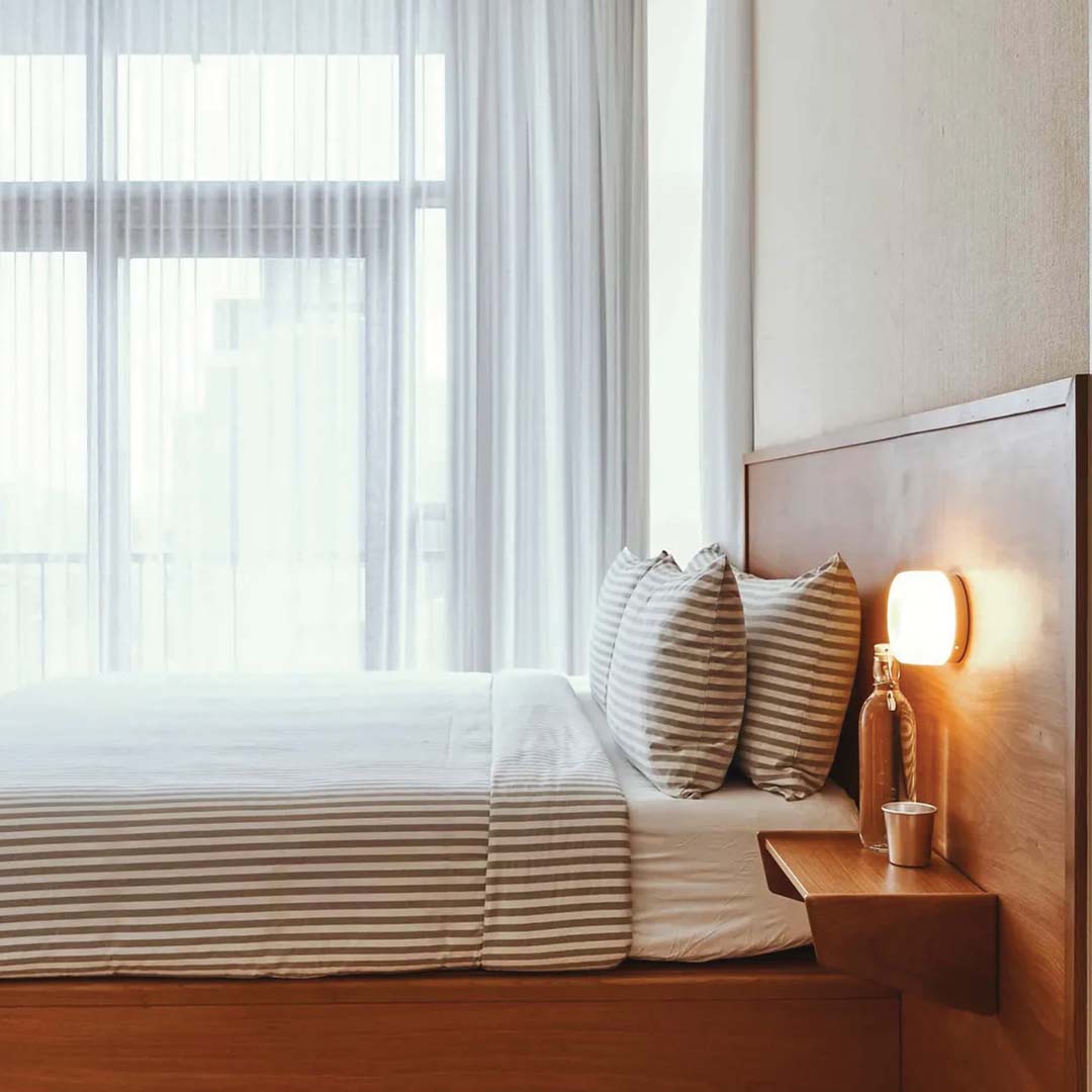 Elegantní nástěnné svítidlo – Měkký reliéf a teplá atmosféra