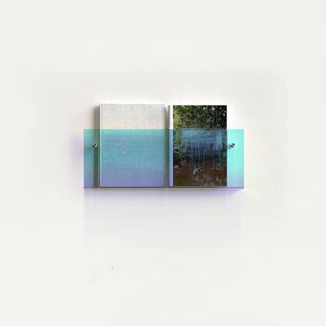 Väggmonterad tidningsställ i transparent utförande – Chic och modern design