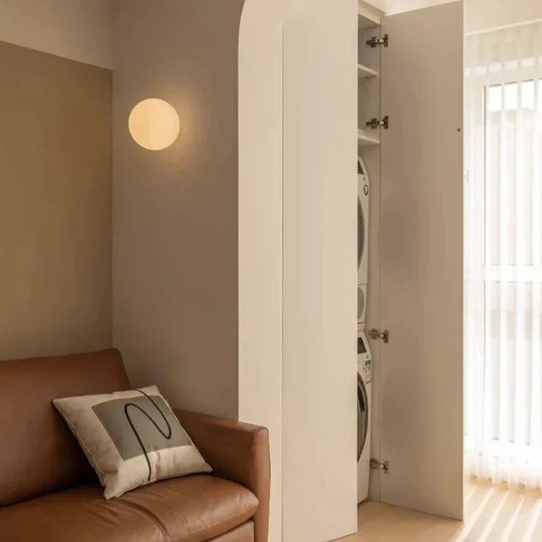 丸型ウォールランプ - ピュアでモダンな輝き