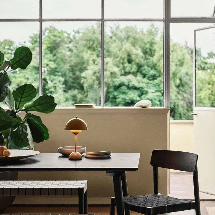 Lampka stołowa przenośna – nowoczesny design i oświetlenie mobilne