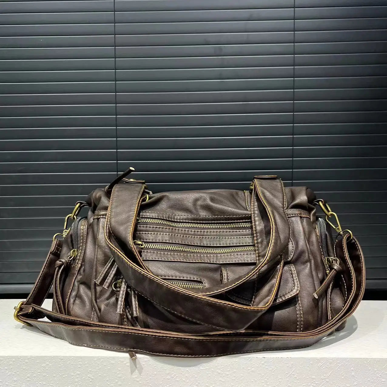 קלרה | תיק יד רטרו עם רצועת כתף – אלגנטיות נצחית וסגנון וינטג'