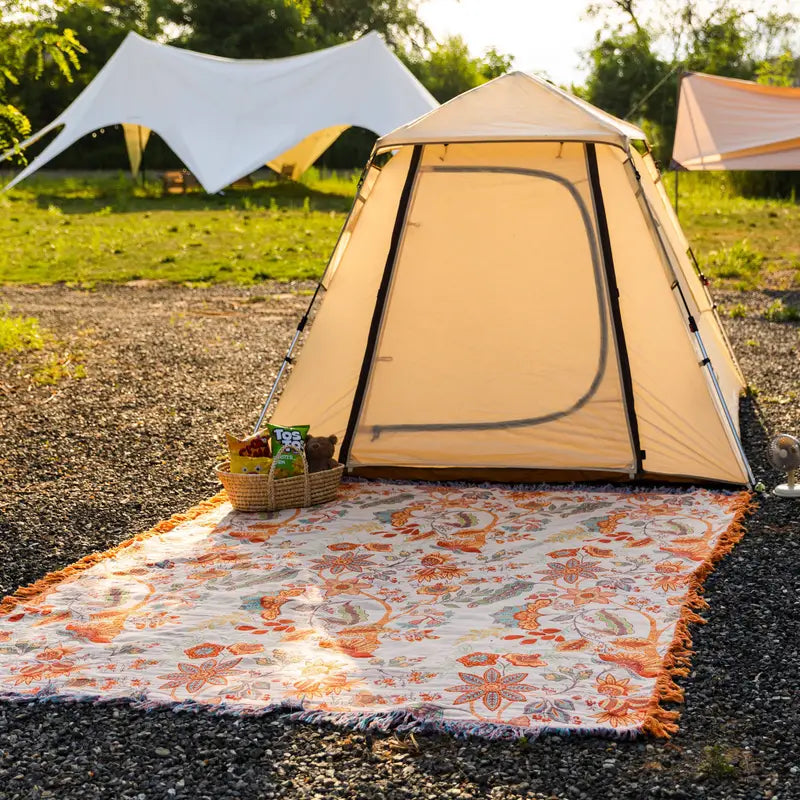 Böhmische Decke mit floralen Mustern und Fransen