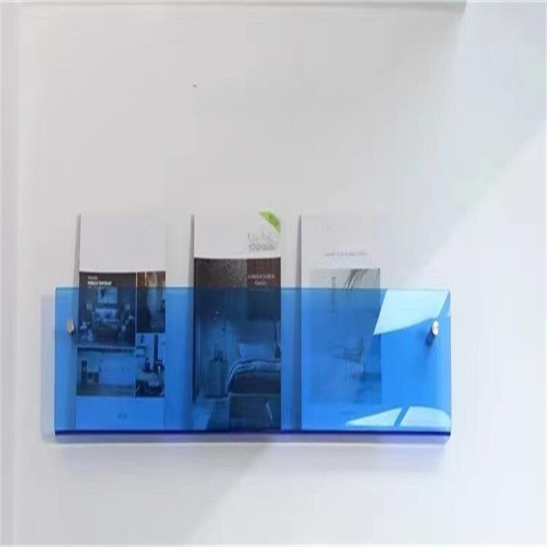 Väggmonterad tidningsställ i transparent utförande – Chic och modern design 