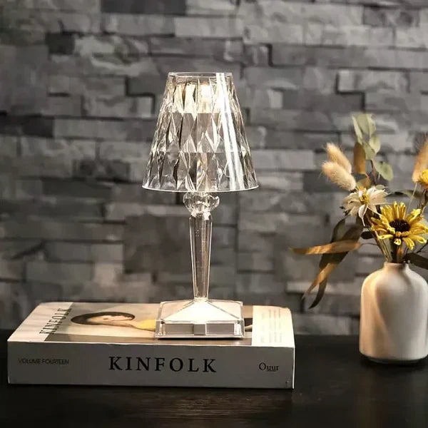 Lâmpada de Mesa Cristalina – Elegância Moderna e Ambiente Aconchegante 