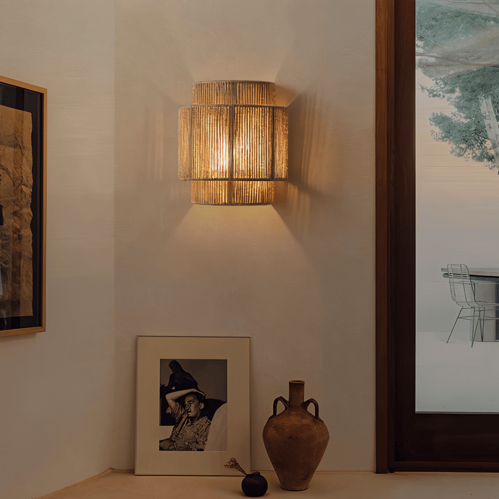 Ratanová nástenná lampa s odtieňom z konopného povrazu - prirodzené svetlo a autentický šarm