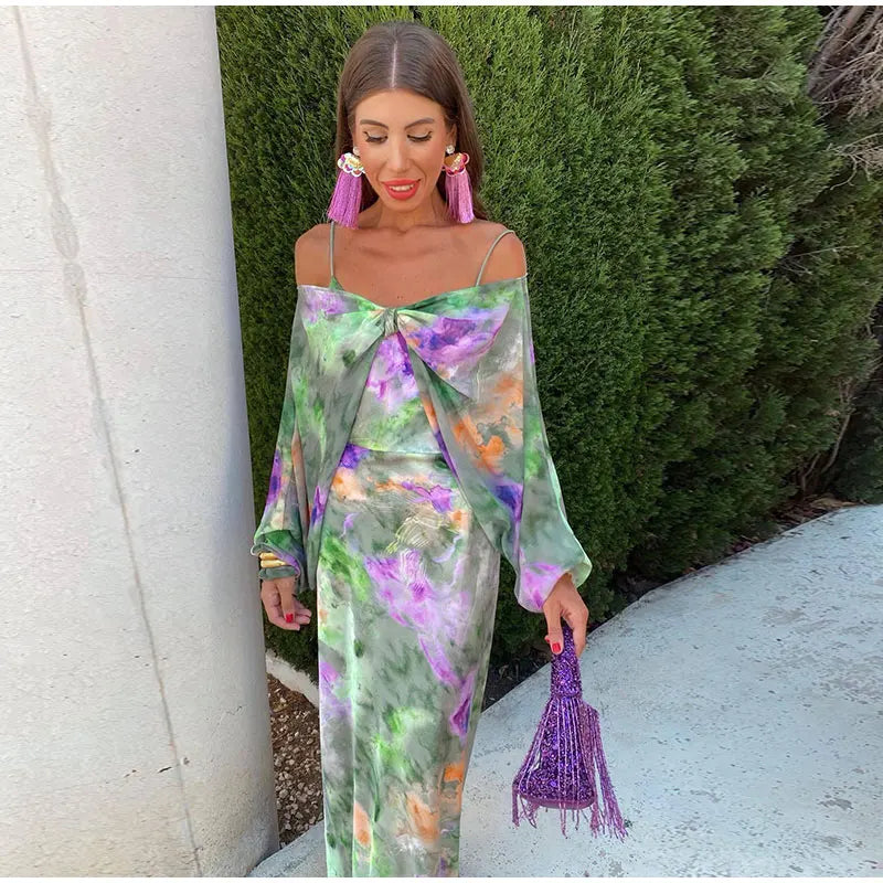 Ginette | Pitkä Elegantti Mekko – Värikäs Printti Ja Paljaat Olkapäät 