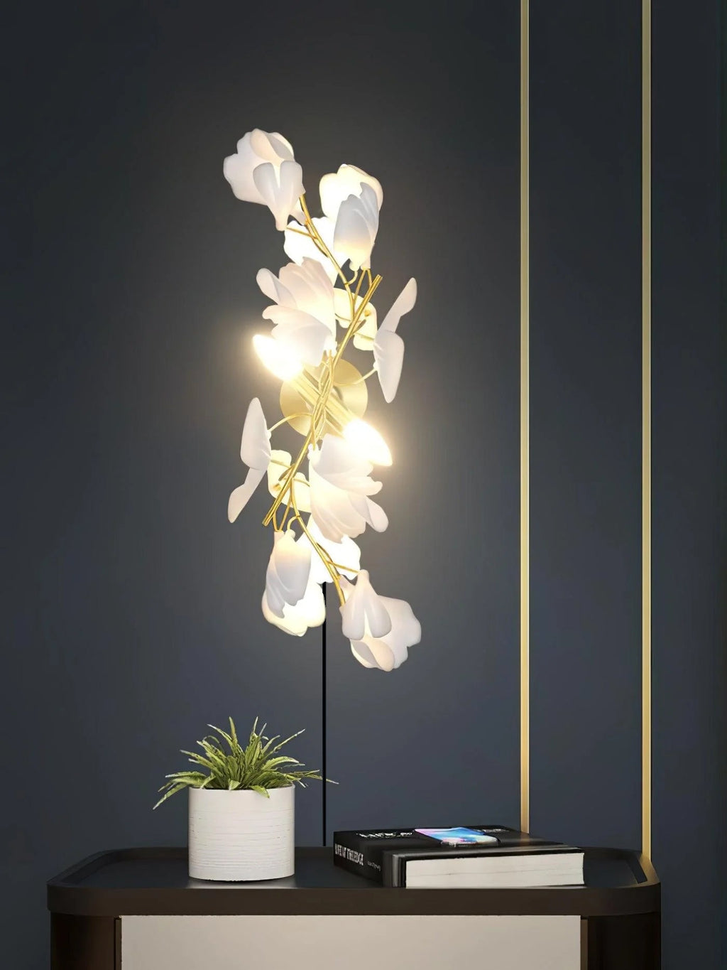 Florale Wandleuchte - Goldene Eleganz & sanftes Licht