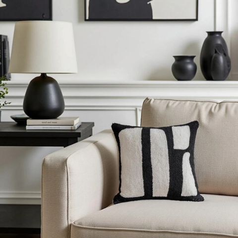 ゼブラ模様の装飾クッション - ワイルドでエレガントなタッチ 