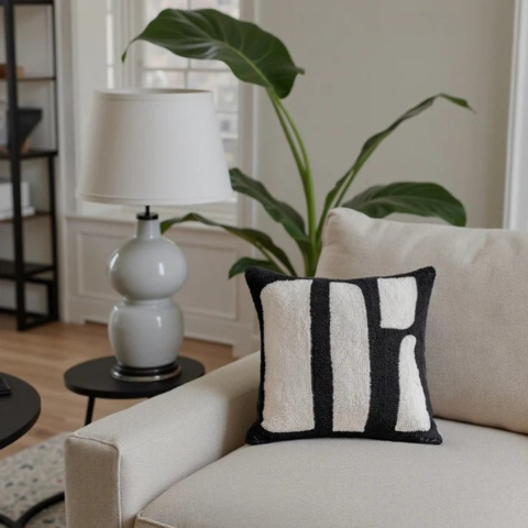 ゼブラ模様の装飾クッション - ワイルドでエレガントなタッチ 