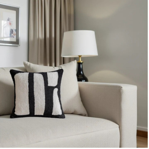 ゼブラ模様の装飾クッション - ワイルドでエレガントなタッチ 