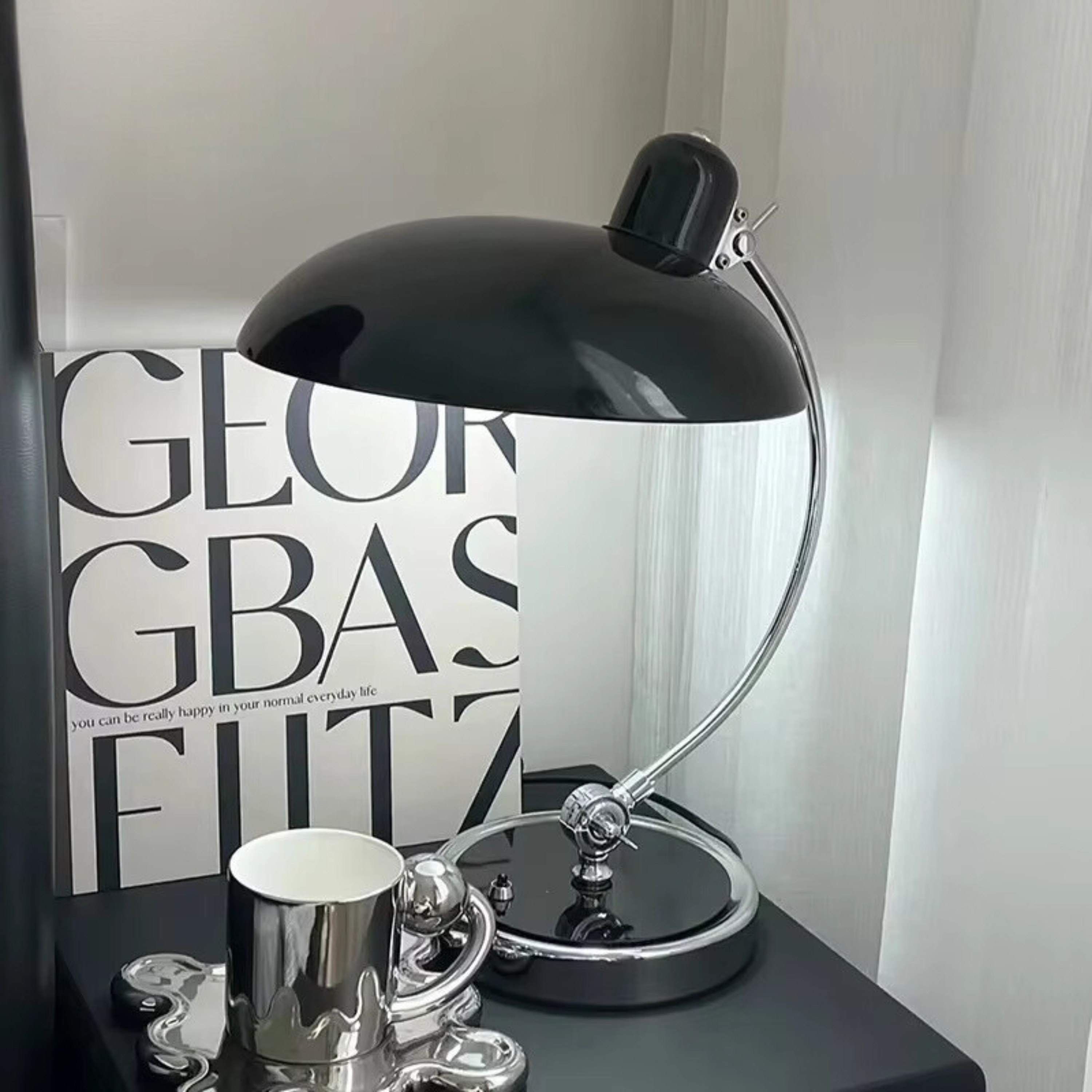 Lámpara de Escritorio Moderna – Estilo Elegante y Estructura Sólida 