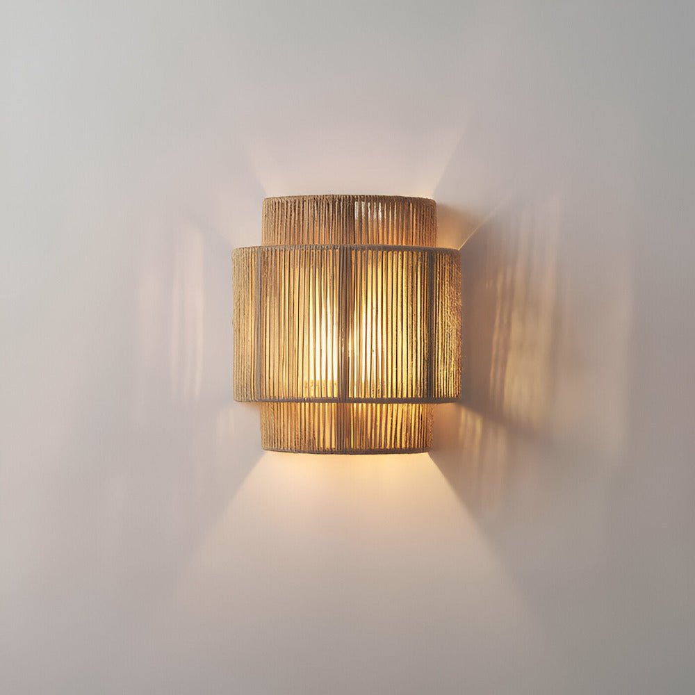 Ratanová nástenná lampa s odtieňom z konopného povrazu - prirodzené svetlo a autentický šarm