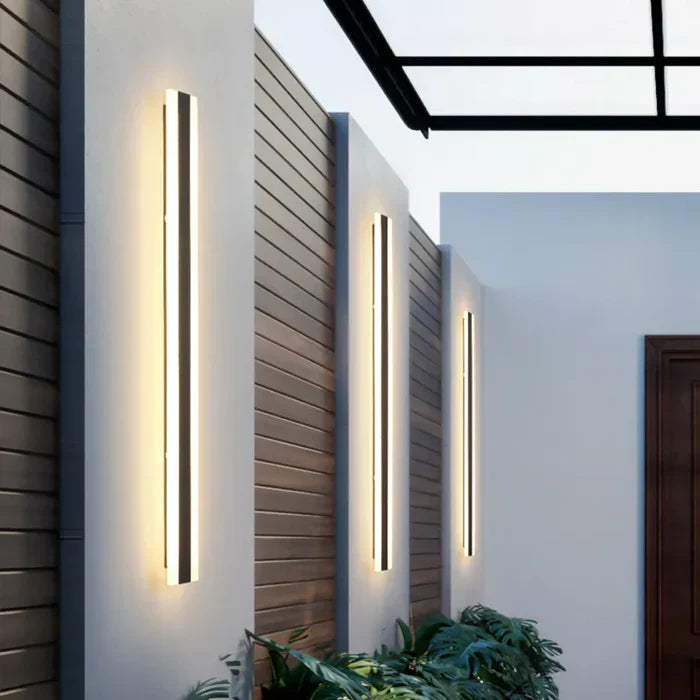 Weatherproof outdoor wall light - Solidity and elegance