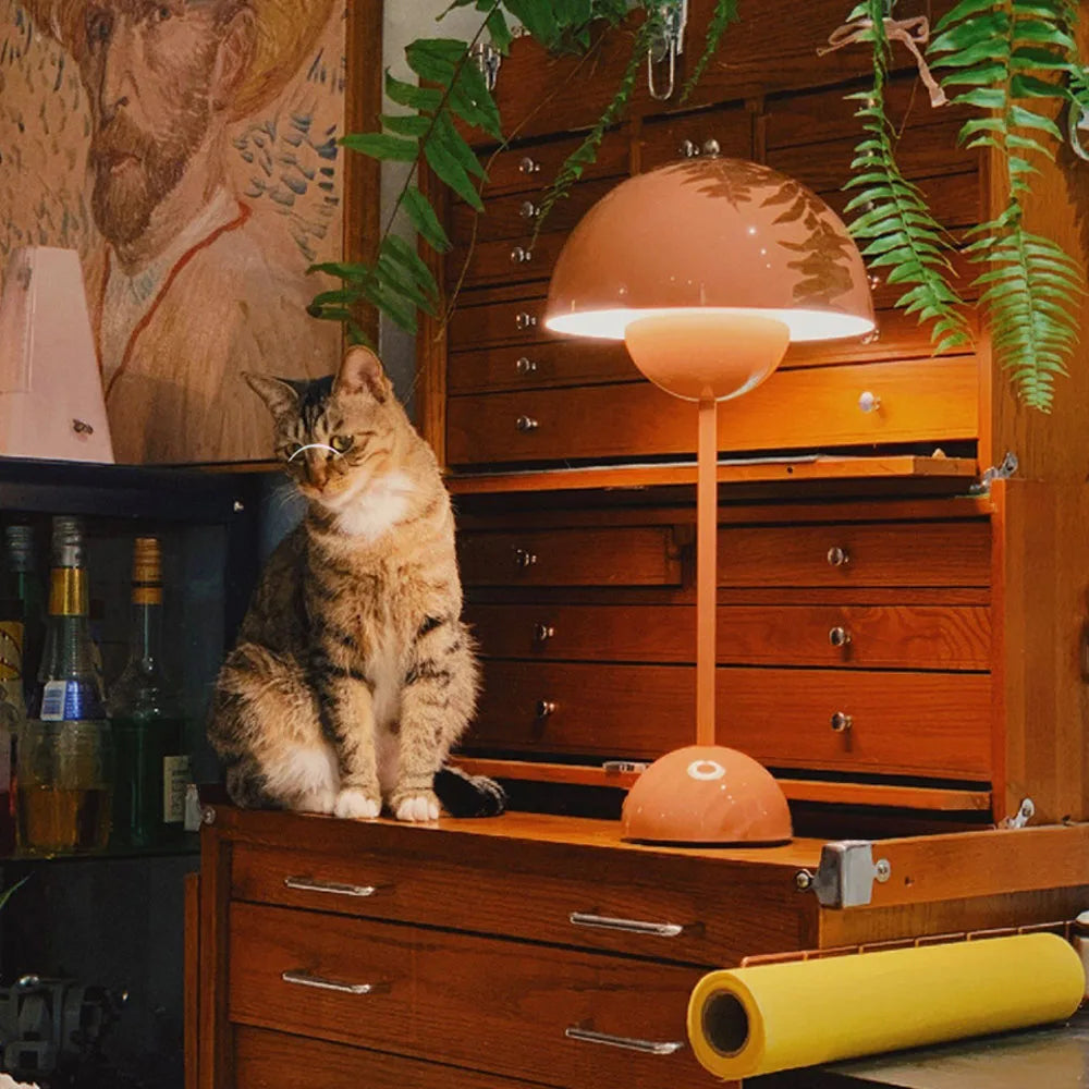 Lampka stołowa przenośna – nowoczesny design i oświetlenie mobilne 